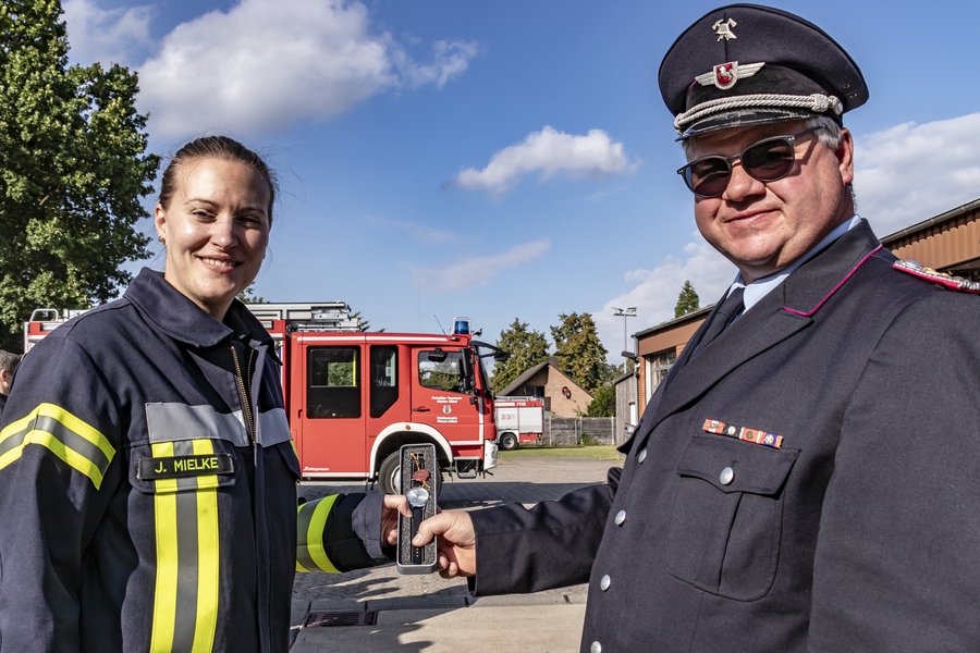 Übergabe eines Geschenk an den Kursbesten