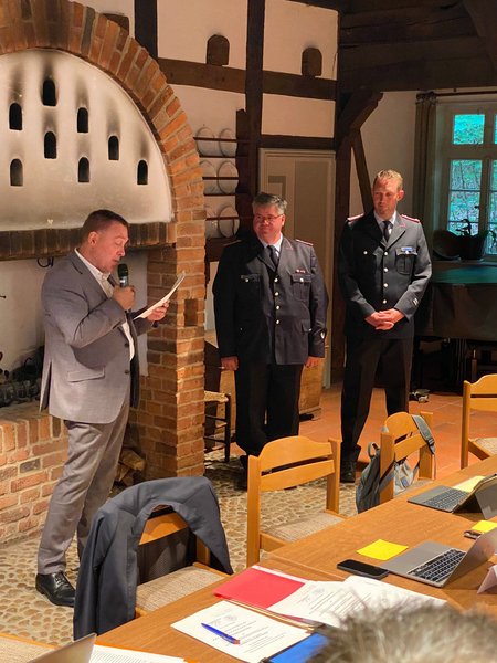 Dirk Oelmann ernennt GBM und stellv. GBM zum Ehrenbeamten