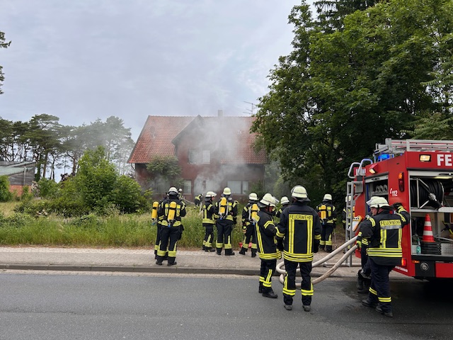 ersten Einsatzkräfte treffen ein