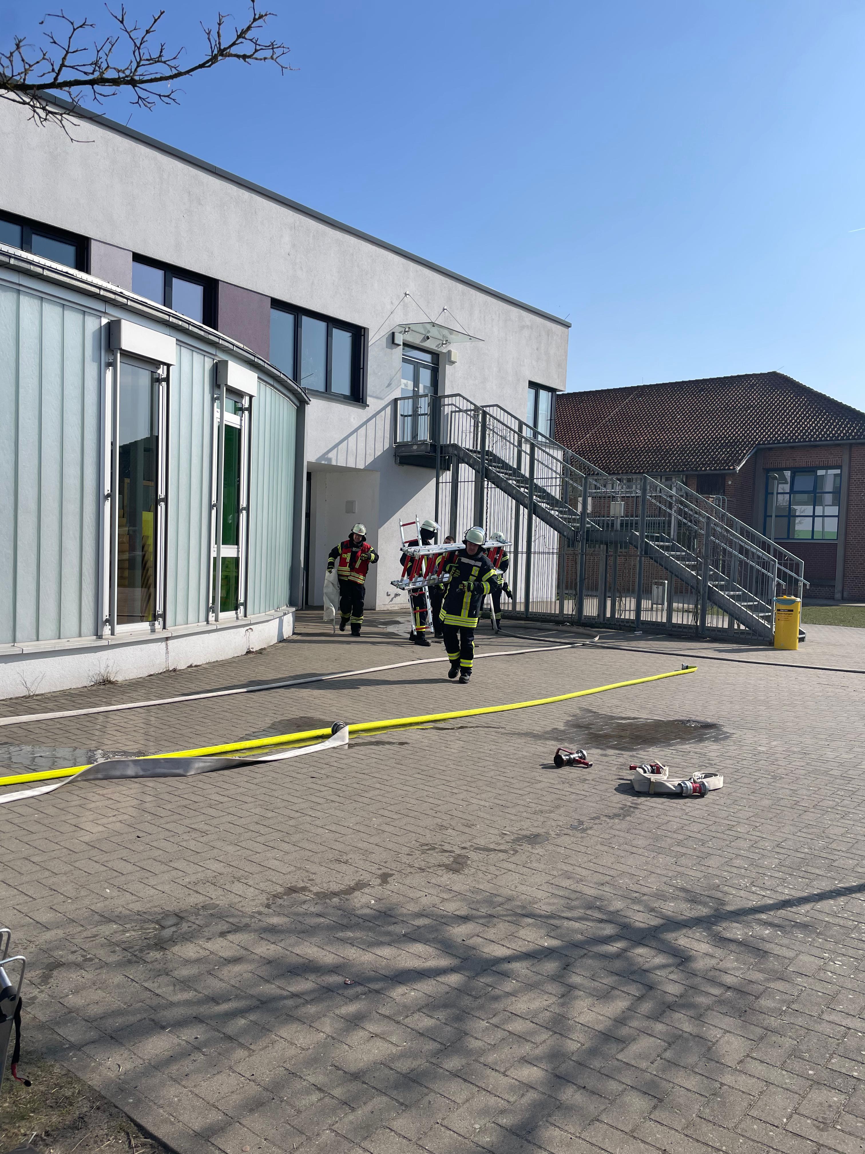 Ansicht auf den Eingang zum Gebäude